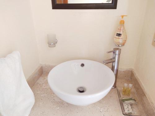 a bathroom with a white sink in a room at Casa Diamante en Zona Diamante in Acapulco