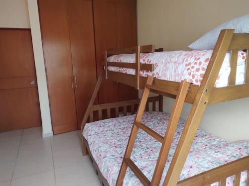 a bedroom with two bunk beds in a room at Casa Diamante en Zona Diamante in Acapulco