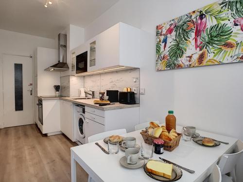- une cuisine avec une table blanche et de la nourriture dans l'établissement Nestor&Jeeves - BEETHOVEN - Central - Residential area, à Nice