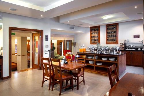 a kitchen and dining room with a table and chairs at Best Western Cumbres Inn Cd. Cuauhtemoc in Cuauhtémoc