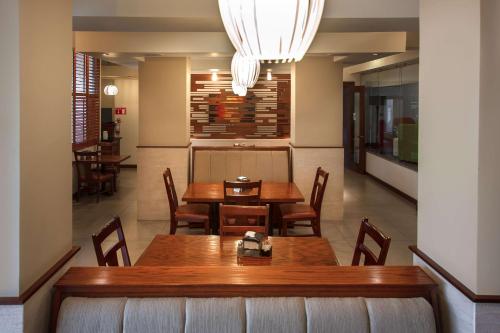 a dining room with a table and chairs at Best Western Cumbres Inn Cd. Cuauhtemoc in Cuauhtémoc