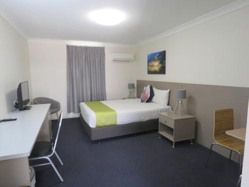 A bed or beds in a room at Burke & Wills Mt Isa
