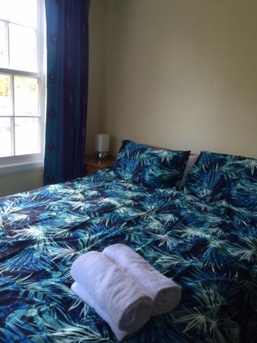 una cama con una toalla encima en Tui Glen en Raurimu