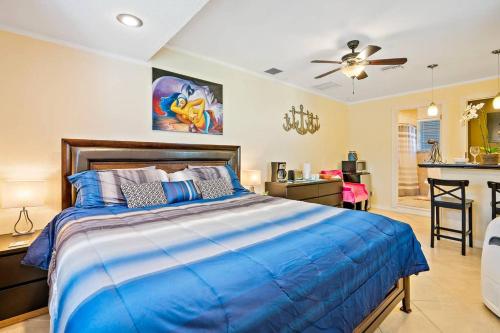 Guest Suite Tropicana Self Check in Private Entrance King Bed Free Parking Near PGA Beaches Roger De