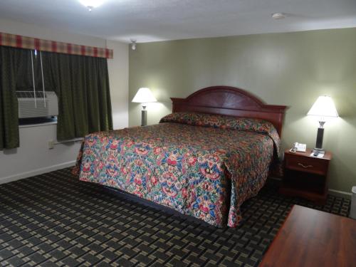 A bed or beds in a room at Budget Inn Columbus