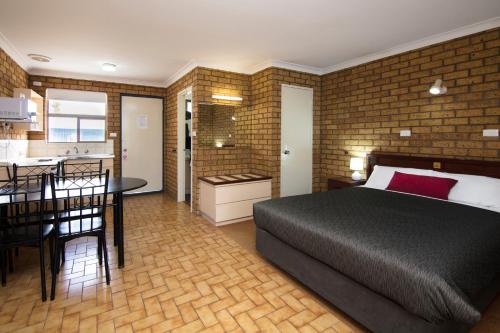 Кровать или кровати в номере Cervantes Pinnacles Motel