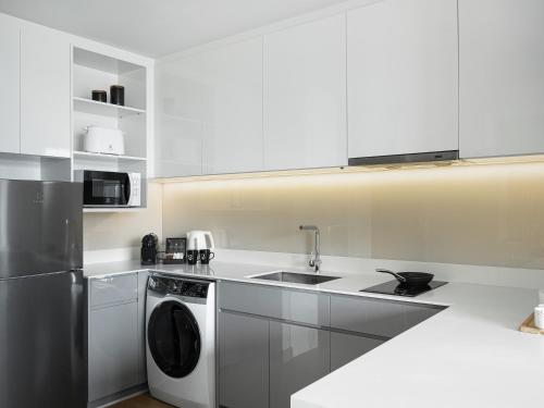 Kuchyň nebo kuchyňský kout v ubytování Oakwood Suites Bangkok