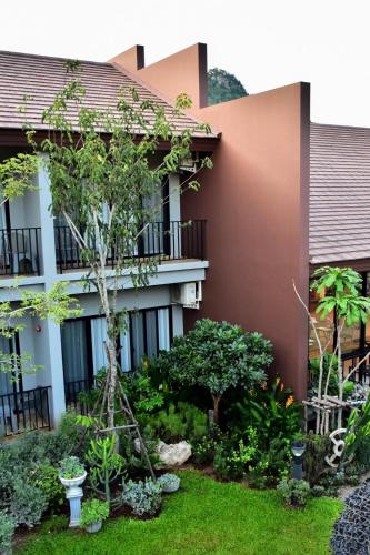 a garden in front of a building at JINGLE JUNGLE RESORT KHAOYAI in Mu Si