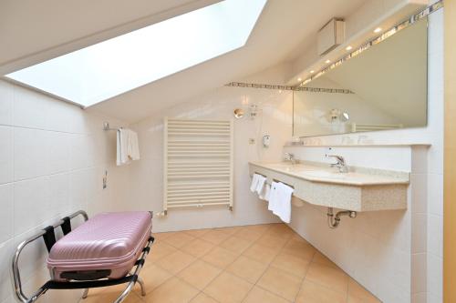 a bathroom with a sink and a mirror at Hotel Apollo Garni in Regensburg