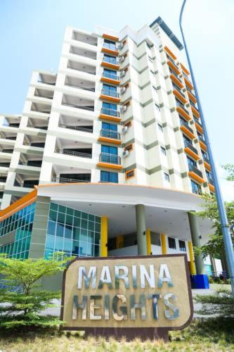ルムットにあるMarina Heights Seaview Resort Apartment IIの看板が目の前にある大きな建物
