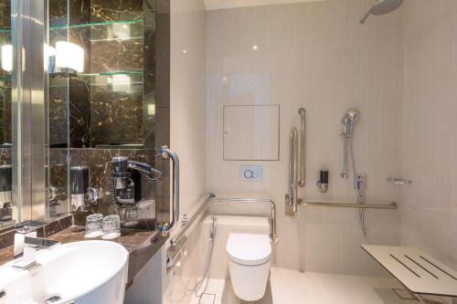 Ein Badezimmer in der Unterkunft Holiday Inn Express Singapore Clarke Quay, an IHG Hotel