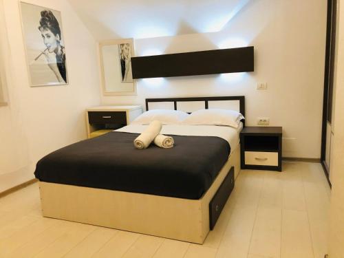 1 dormitorio con 1 cama grande y 2 ositos de peluche en SWEET HOUSES VILLa, en Brasov