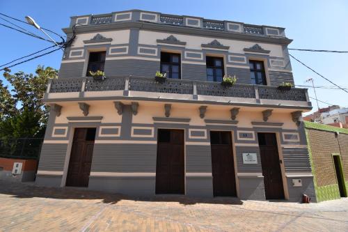 budynek z balkonem na górze w obiekcie Villa Nestor w mieście Ingenio