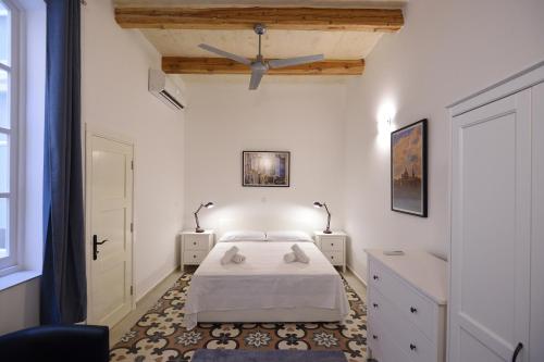 Postel nebo postele na pokoji v ubytování Grand Harbour Apartments