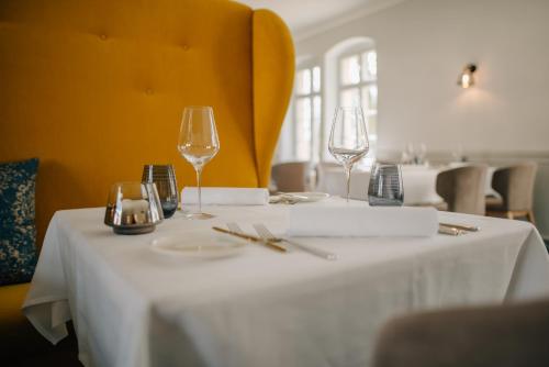 a table with two wine glasses on top of it at Cavalierhaus Branitz in Cottbus