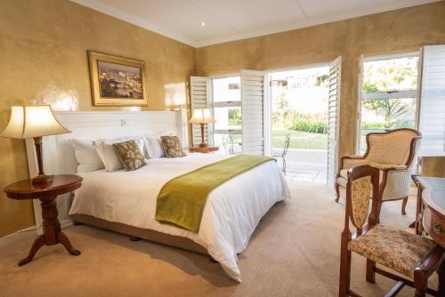 a bedroom with a bed and a table and chairs at Leighwood Lodge in Johannesburg