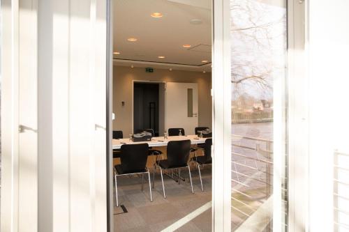 a conference room with a table and chairs at ConventGarten Hotel & Restaurant - am Nord-Ostsee-Kanal in Rendsburg