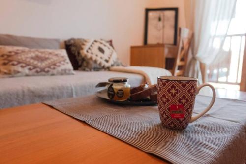una taza de café en una mesa en la sala de estar en Estudio en la Molina (bus a pistas) WIFI, en Alp