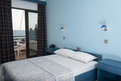 Tempat tidur dalam kamar di Klio Hotel