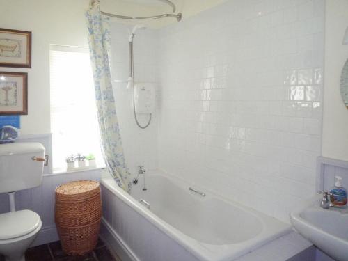 łazienka z wanną, toaletą i umywalką w obiekcie Fleur Cottage Killorglin by Trident Holiday Homes w mieście Killorglin