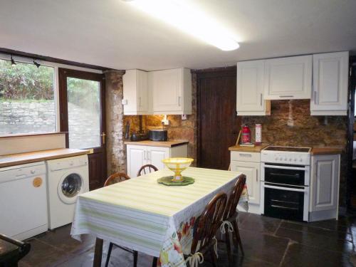 - une cuisine avec une table et un bol dans l'établissement The Lodge Rossbeigh by Trident Holiday Homes, à Glenbeigh