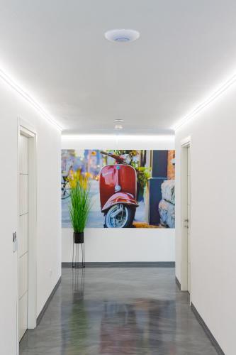 a room with a painting of a scooter on the wall at Zum kleinen Italiener - Ristorante Pizzeria Pension in Geinberg
