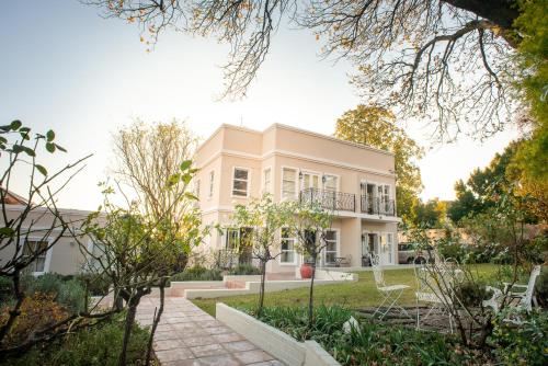 a house with a garden in front of it at Leighwood Lodge in Johannesburg