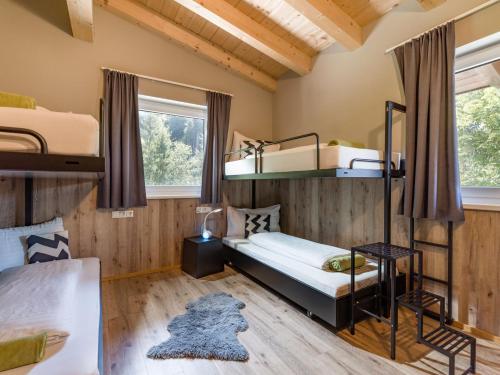 ein Schlafzimmer mit Etagenbetten in einer Hütte in der Unterkunft Contiki Haus Schöneck in Hopfgarten im Brixental