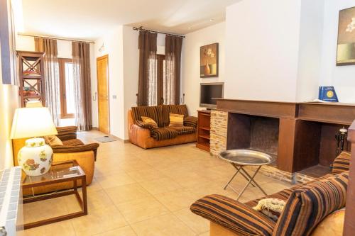 ein Wohnzimmer mit Sofas und einem Kamin in der Unterkunft Apartamento Abuela Benita in Cebreros