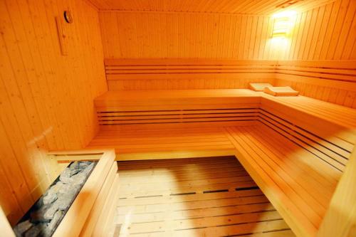 a large wooden sauna with a wooden floor at Apartament4siostry65 in Ustronie Morskie
