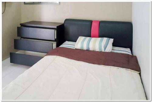 A bed or beds in a room at Syukur Guesthouse Syariah near Exit Toll Cikopo RedPartner