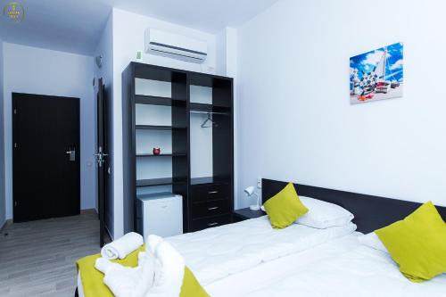 Antari في سلاتينا: غرفة نوم بسرير مع مخدات صفراء وبيضاء