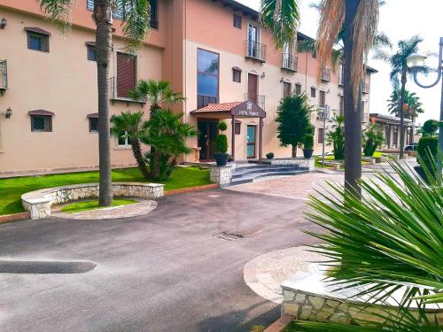 Kejiranan di persekitaran atau kejiranan dekat dengan hotel