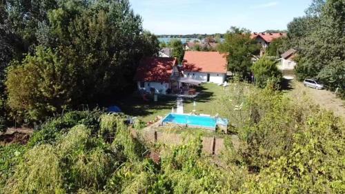 Bazén v ubytování Mirella rooms nebo v jeho okolí