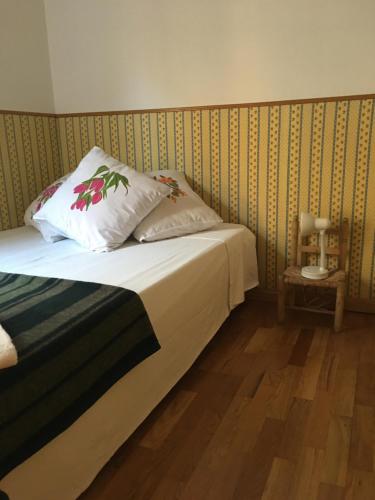 een slaapkamer met een bed met een gestreepte muur bij EL RINCÓN DE TORRENUEVA in Zaragoza