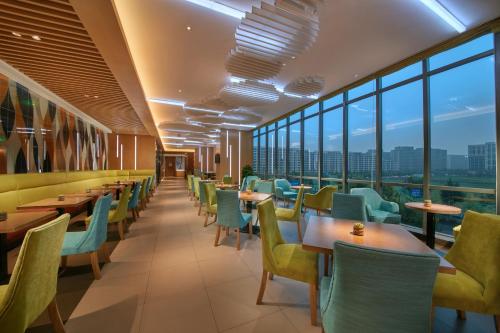 A seating area at Holiday Inn Express Hangzhou East Station, an IHG Hotel