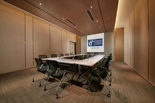 a conference room with a long table and chairs at Holiday Inn Express Hangzhou East Station by IHG in Hangzhou