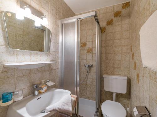y baño con aseo, lavabo y ducha. en Weberhof Hopfgarten, en Hopfgarten im Brixental