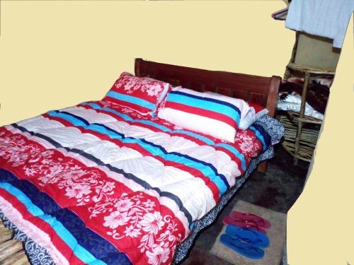 מיטה או מיטות בחדר ב-Maverick Camp, Rondavels and Homestay