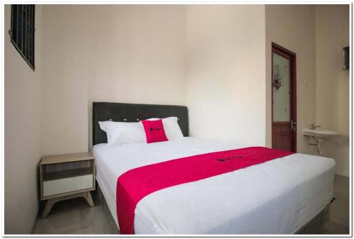 RedDoorz Syariah @ Jatinegara tesisinde bir odada yatak veya yataklar