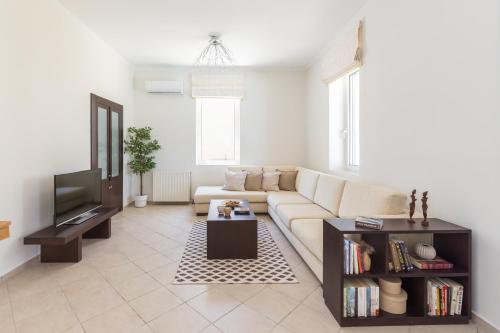 Ruang duduk di Effies Cozy Villa-Spectacular View and Playground
