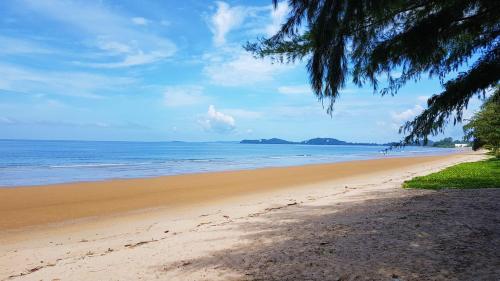 a sandy beach with a view of the ocean at Seaview Condo B63 in Mae Pim