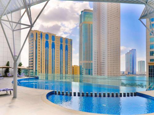 Swimmingpoolen hos eller tæt på Pullman Sharjah