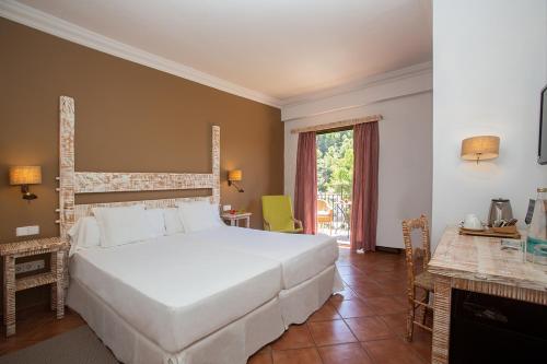 Ένα ή περισσότερα κρεβάτια σε δωμάτιο στο Hotel Es Port
