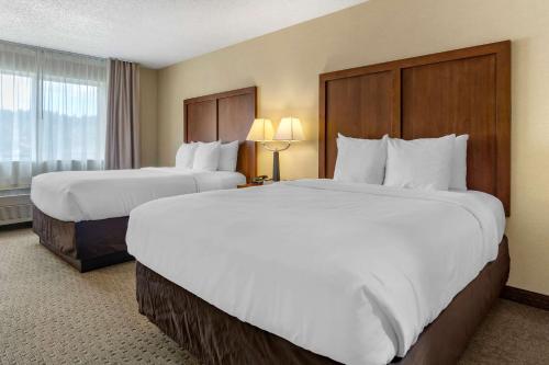 - 2 lits dans une chambre d'hôtel avec des draps blancs dans l'établissement Comfort Inn & Suites Bothell – Seattle North, à Bothell