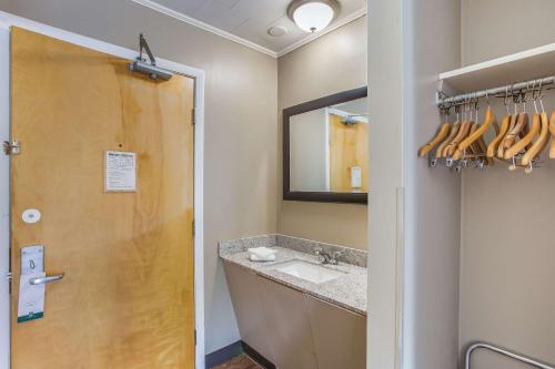 Phòng tắm tại Quality Inn & Suites