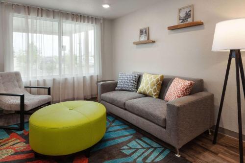 WoodSpring Suites Quanticoにあるシーティングエリア