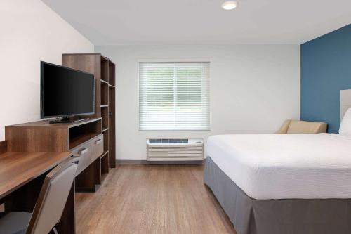 WoodSpring Suites Quanticoにあるテレビまたはエンターテインメントセンター