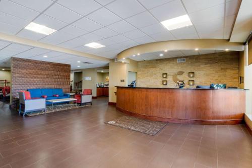 eine Lobby mit Rezeption in einem Krankenhaus in der Unterkunft Comfort Inn & Suites Macon West in Macon