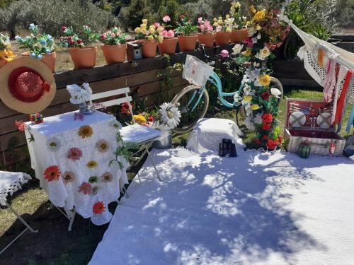 a table and chairs with flowers in a garden at Casa do Trapo in Abrantes